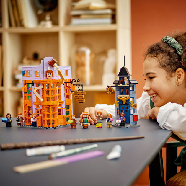 Zestaw klocków LEGO Harry Potter Ulica Pokątna: Magiczne dowcipy Weasleyów 834 elementy (76422) - obraz 4