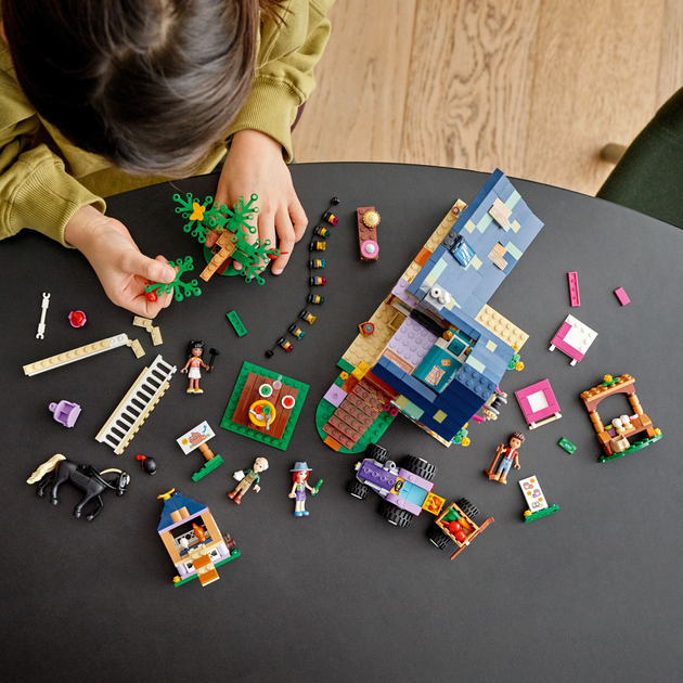 Zestaw klocków LEGO Friends Ekologiczna farma 826 elementów (41721) - obraz 5