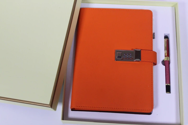 Ежедневник со встроенным POWER BANK Fonex с проводной зарядкой ярко оранжевый кодовый замок - изображение 2