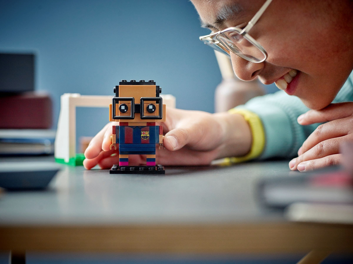 Конструктор LEGO BrickHeadz ФК Барселона 530 деталей (40542) - зображення 4