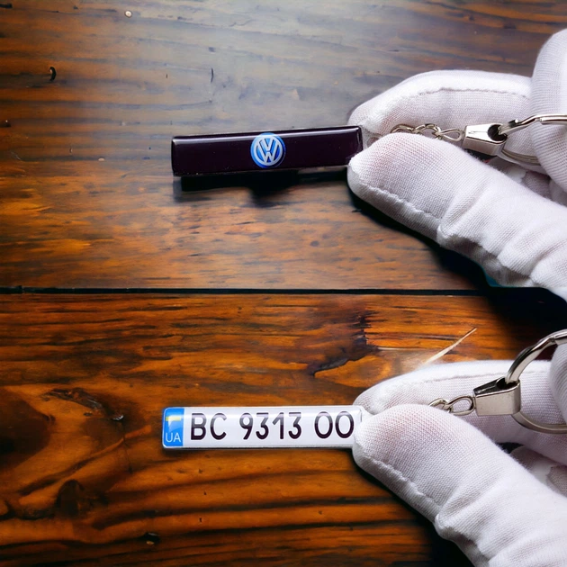 Брелок с номером авто, логотип фольксваген на черном фоне ...