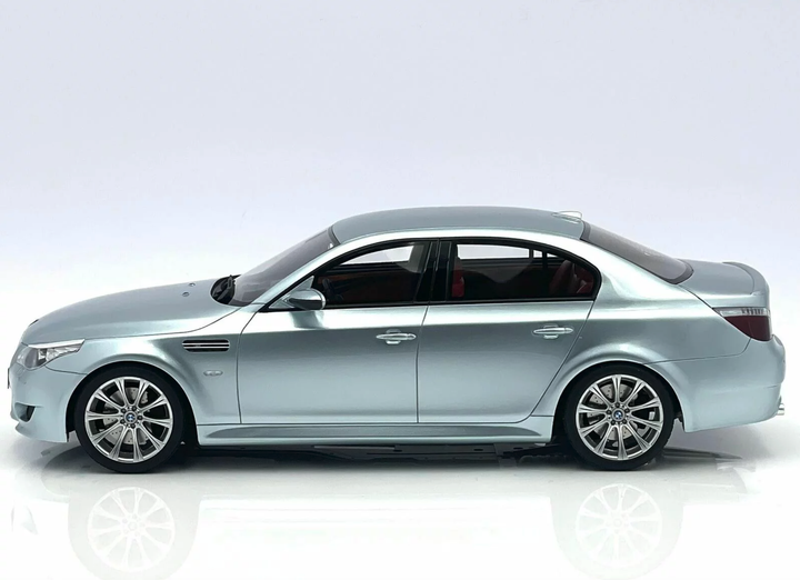 Модель автомобиля BMW M5 (E60) Silverstone II Silver Gray by