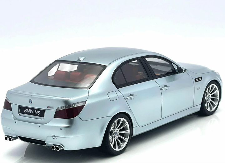 Модель автомобиля BMW M5 (E60) Silverstone II Silver Gray by