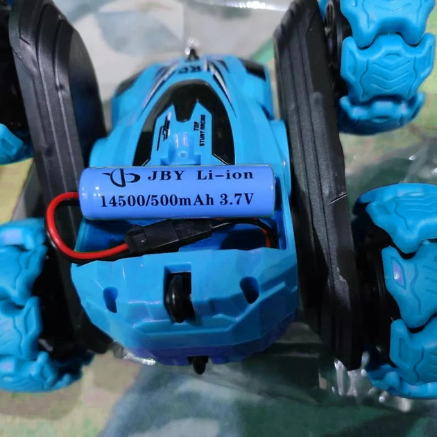 Машинка трюковая на радиоуправлении AToys Explosive Wheel X-360 с раздвижными колесами вращением 360° и световыми эффектами Синяя - Фото 4 Машинка трюковая на радиоуправлении AToys Explosive Wheel X-360 с раздвижными колесами вращением 360° и световыми эффектами Синяя - изображение 4