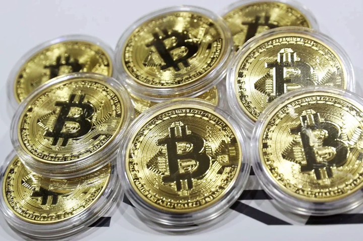 монета BTC Биткоин Bitcoin в капсуле gold - Фото 10 монета BTC Биткоин Bitcoin в капсуле gold - изображение 10