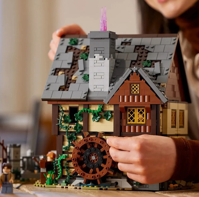 Zestaw klocków LEGO Ideas Disney Hokus Pokus: Chata sióstr Sanderson 2316 elementów (21341) - obraz 3