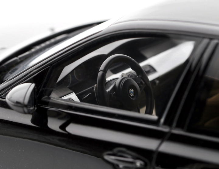 Модель автомобіля BMW M5 (E61) Touring Black by OttoMobile, Scale