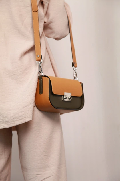 Яркая современная женская сумка седло из натуральной кожи Lamponi Saddle One XS khaki/yellow - Фото 1 Яркая современная женская сумка седло из натуральной кожи Lamponi Saddle One XS khaki/yellow - изображение 1