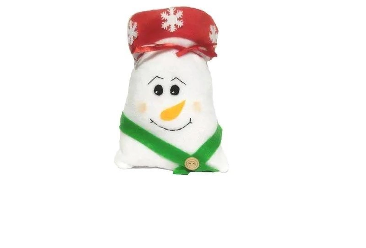 Счастливый снеговик из кокосовых веганских конфет на светлом фоне без глютена и лактозы