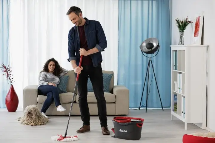 Набор для уборки Vileda Easywring&Clean Turbo ведро с педальным механизмом отжима 6 л + телескопическая швабра 55-130 см Черный с красным - Фото 6 Набор для уборки Vileda Easywring&Clean Turbo ведро с педальным механизмом отжима 6 л + телескопическая швабра 55-130 см Черный с красным - изображение 6