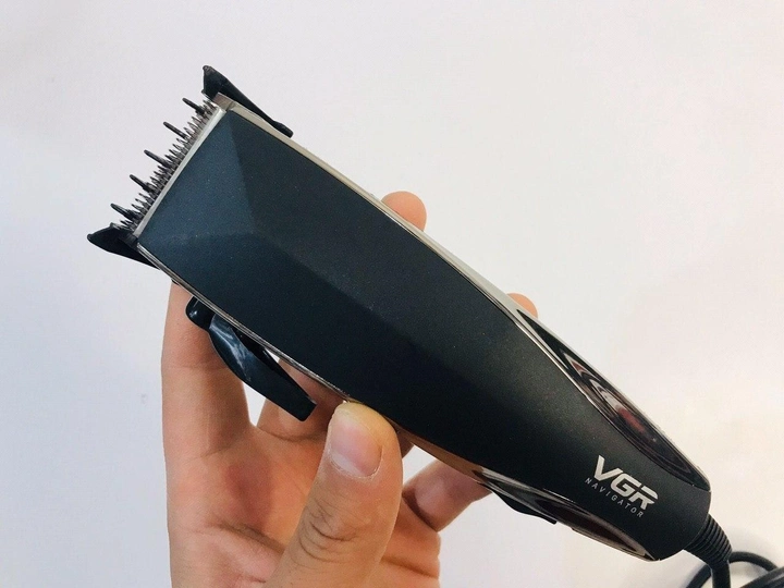 Профессиональная машинка для стрижки волос VGR V-033 4 насадки (3мм, 6мм, 9мм, 12мм) Черная - Фото 6 Профессиональная машинка для стрижки волос VGR V-033 4 насадки (3мм, 6мм, 9мм, 12мм) Черная - изображение 6