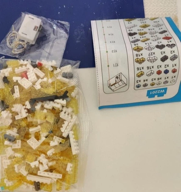 Конструктор з підсвічуванням Астронавт на місяці з квітами, нічник 406 деталей (A406) - зображення 6