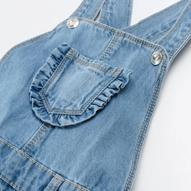 Ogrodniczki krótkie dziecięce dla dziewczynki jeansowe Cool Club CJG2412627 134 cm Light Denim (5903977311443) - obraz 3