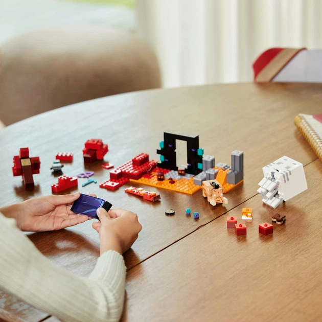 Zestaw klocków LEGO Minecraft Zasadzka w portalu do Netheru 352 elementy (21255) - obraz 9
