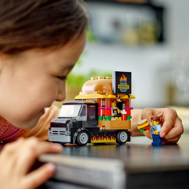 Zestaw klocków LEGO City Ciężarówka z burgerami 194 elementy (60404) - obraz 4