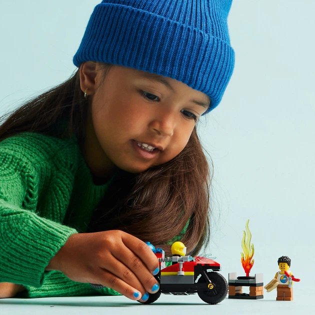 Zestaw klocków LEGO City Strażacki motocykl ratunkowy 57 elementów (60410) - obraz 8