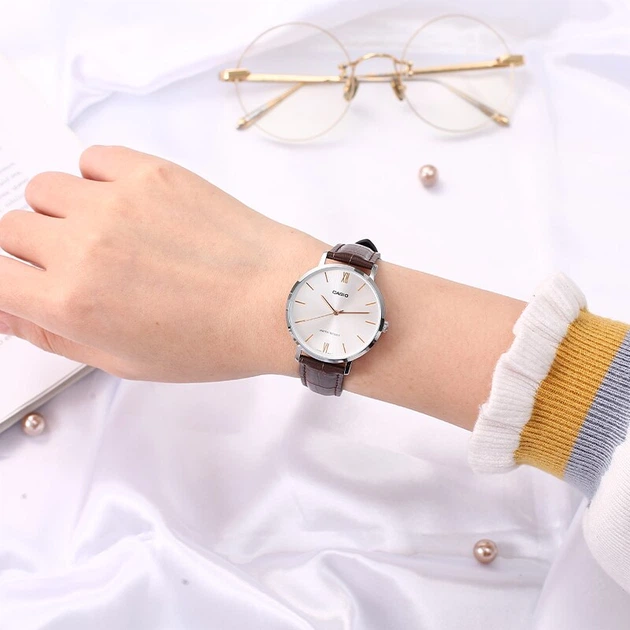Жіночий стильний наручний годинник CASIO LTP-VT01L-7B2 Срібло\Темно-бордовий - Фото 4 Жіночий стильний наручний годинник CASIO LTP-VT01L-7B2 Срібло\Темно-бордовий - зображення 4