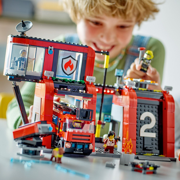 Zestaw klocków LEGO City Remiza strażacka z wozem strażackim 843 elementy (60414) - obraz 6