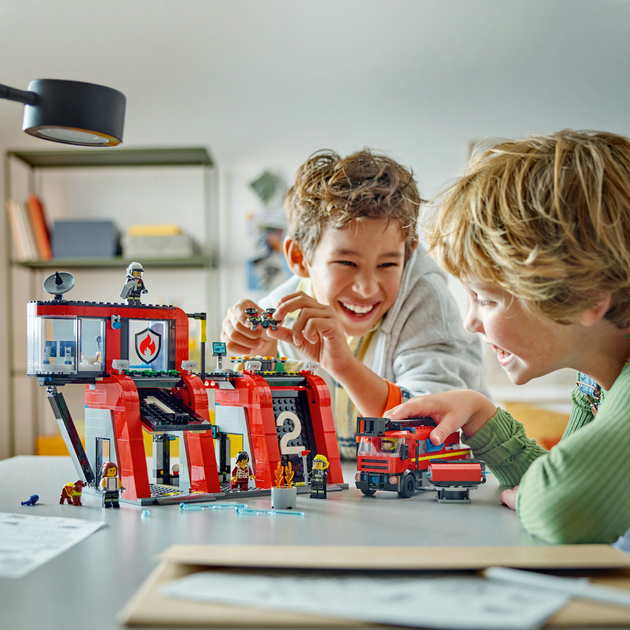 Zestaw klocków LEGO City Remiza strażacka z wozem strażackim 843 elementy (60414) - obraz 7