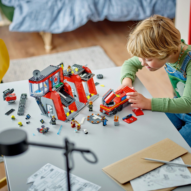 Zestaw klocków LEGO City Remiza strażacka z wozem strażackim 843 elementy (60414) - obraz 8