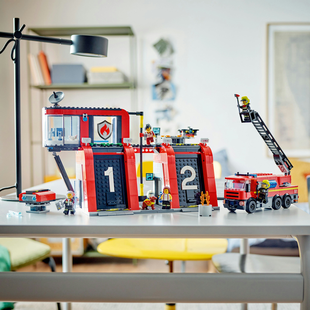 Zestaw klocków LEGO City Remiza strażacka z wozem strażackim 843 elementy (60414) - obraz 9