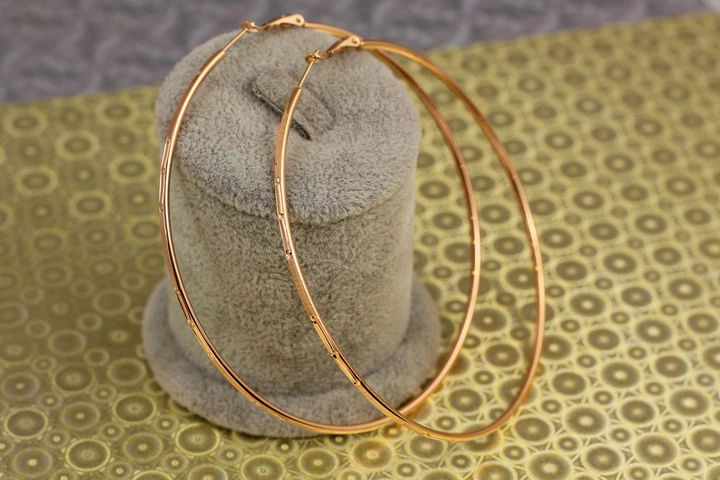 Серьги кольца Хuping Jewelry плоские с рисунком 8,5 см золотистые - изображение 4
