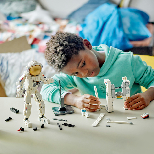 Zestaw klocków LEGO Creator Astronauta 647 elementów (31152) - obraz 9
