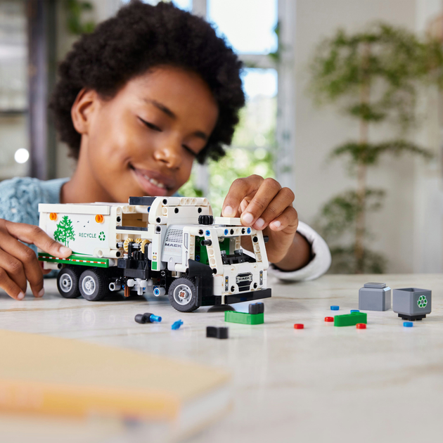 Конструктор LEGO Technic Сміттєвоз Mack LR Electric 503 деталей (42167) - зображення 4