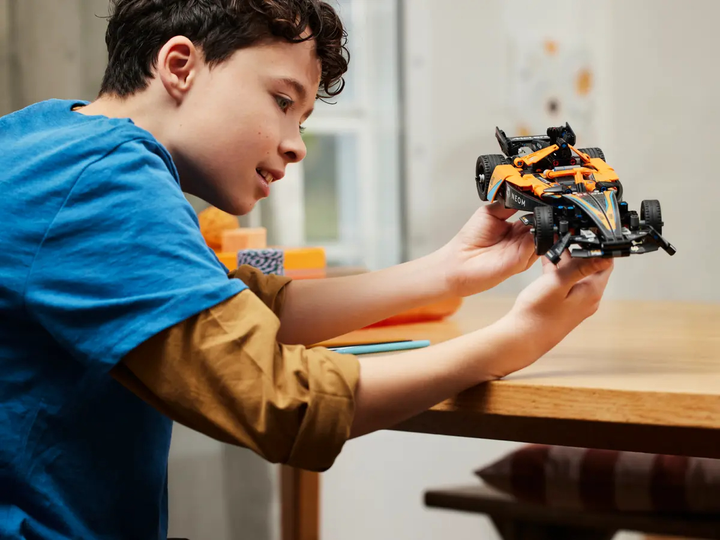 Zestaw klocków LEGO Technic NEOM McLaren Formula E Race Car 452 elementy (42169) - obraz 8