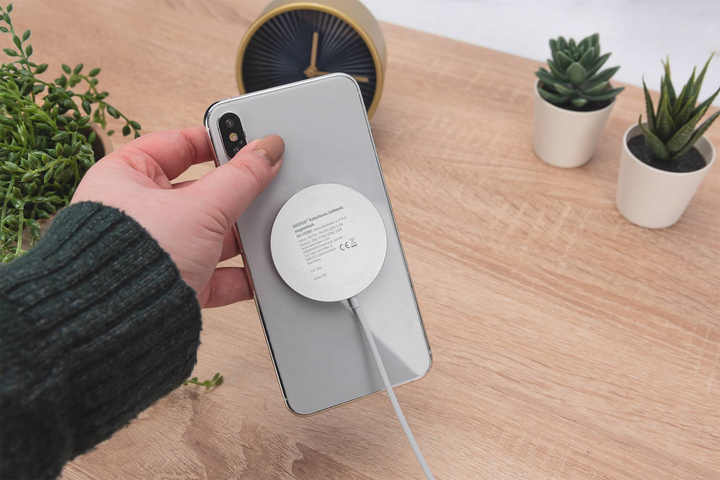 Зарядна панель Digitus бездротова магнітна 15 Вт сумісна з MagSafe (DA-10080) - зображення 4