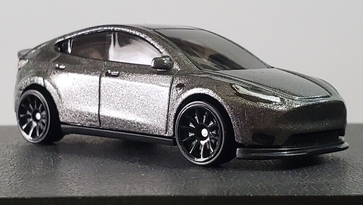 Машинка Базовая Hot Wheels Tesla Model Y Green Speed 1:64 HKK20 Metallic Silver 1шт - изображение 2