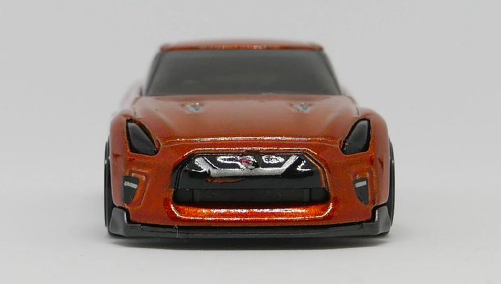 Машинка Базовая Hot Wheels '17 Nissan GT-R (R35
