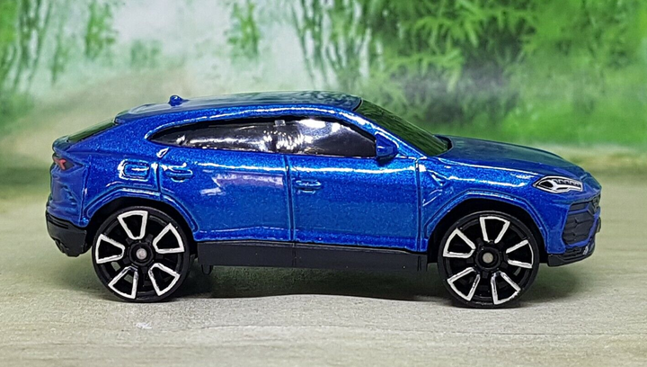 Машинка Базова Hot Wheels '17 Lamborghini Urus Factory Fresh 1:64 GRY29 Metallic Blue - Фото 7 Машинка Базова Hot Wheels '17 Lamborghini Urus Factory Fresh 1:64 GRY29 Metallic Blue - зображення 7