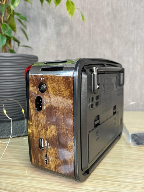 Радіоприймач Golon RX-455-S Solar портативна колонка, портативна акустика на сонячній батареї USB+TF Коричневий - Фото 5 Радіоприймач Golon RX-455-S Solar портативна колонка, портативна акустика на сонячній батареї USB+TF Коричневий - зображення 5