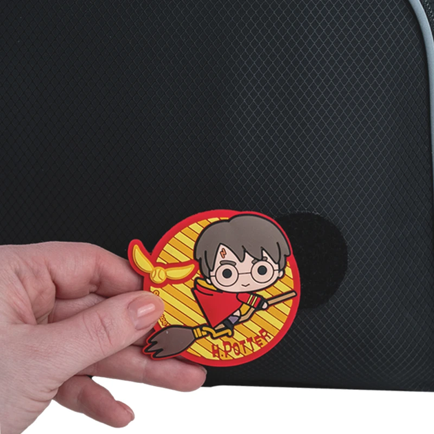 Набір Kite Harry Potter бейдж на липучці та підвіска Червоно-жовтий х 2 шт (HP24-3010) - Фото 4 Набір Kite Harry Potter бейдж на липучці та підвіска Червоно-жовтий х 2 шт (HP24-3010) - зображення 4