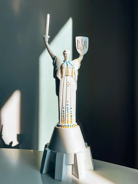 Крафтова статуетка На Згадку Батьківщина-мати 27,5см синьо-жовті квіти лімітована серія - Фото 1 Крафтова статуетка На Згадку Батьківщина-мати 27,5см синьо-жовті квіти лімітована серія - изображение 1
