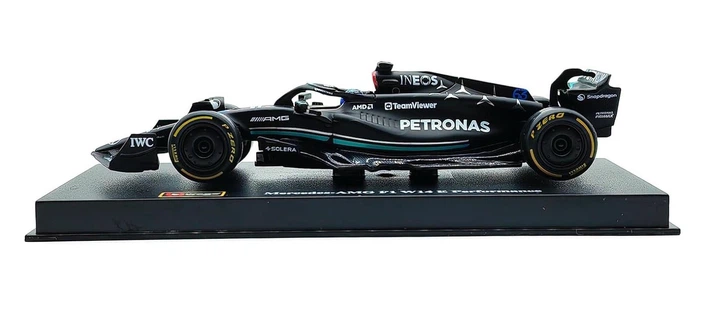 Колекційна модель Bburago Mercedes W14-63 із металу (масштаб 1:24) black - зображення 10