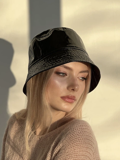Панама женская лакова на утеплителе D.Hats черного цвета - изображение 3