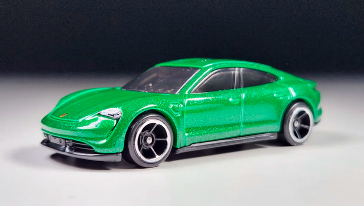Машинка Базова Hot Wheels Porsche Taycan Turbo S Factory Fresh 1:64 HKJ31 Green 1шт - зображення 3