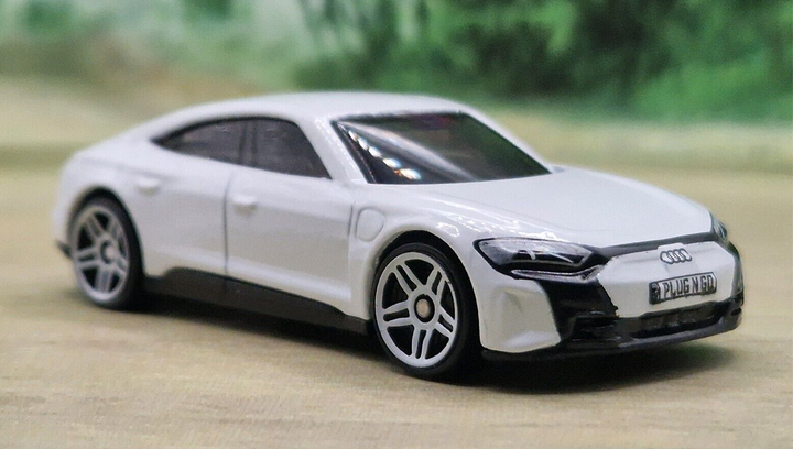 Машинка Базова Hot Wheels Audi RS E-Tron GT Green Speed 1:64 HTB81 White - зображення 3