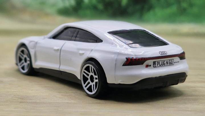 Машинка Базова Hot Wheels Audi RS E-Tron GT Green Speed 1:64 HTB81 White - зображення 4