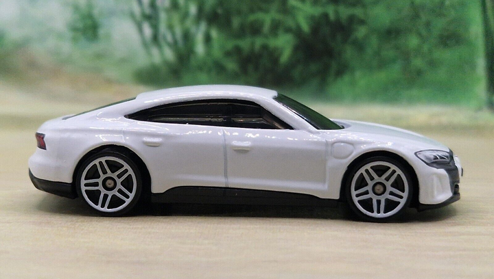 Машинка Базова Hot Wheels Audi RS E-Tron GT Green Speed 1:64 HTB81 White - зображення 6