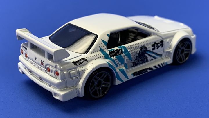 Машинка Базовая Hot Wheels Godzilla Nissan Skyline GT-R (R32) J