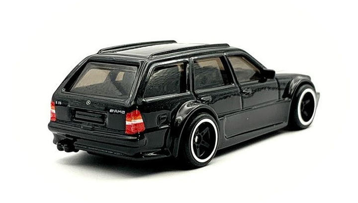 Машинка Premium Hot Wheels Mercedes-Benz AMG E 36 Estate Special