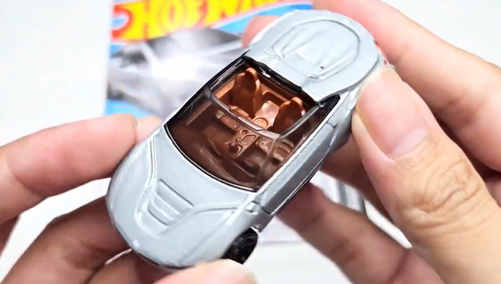 Машинка Базовая Hot Wheels BMW i8 Roadster Roadsters 1:64 HKH44 Silver 1шт - изображение 2