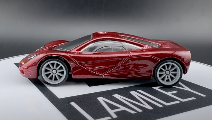 Машинка Premium Hot Wheels McLaren F1 Mr. Bean Exotic Envy 1:64