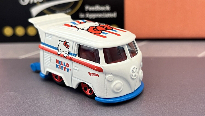 Машинка Базовая Hot Wheels Volkswagen Kool Kombi Hello Kitty