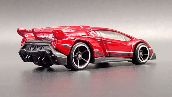 Машинка Базова Hot Wheels Lamborghini Veneno Workshop 1:64 CFH84