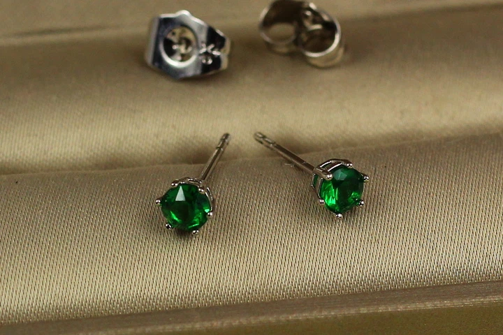 Серьги гвоздики Xuping Jewelry зеленые камешки на шесть креплений 4 мм серебристые - Фото 1 Серьги гвоздики Xuping Jewelry зеленые камешки на шесть креплений 4 мм серебристые - изображение 1