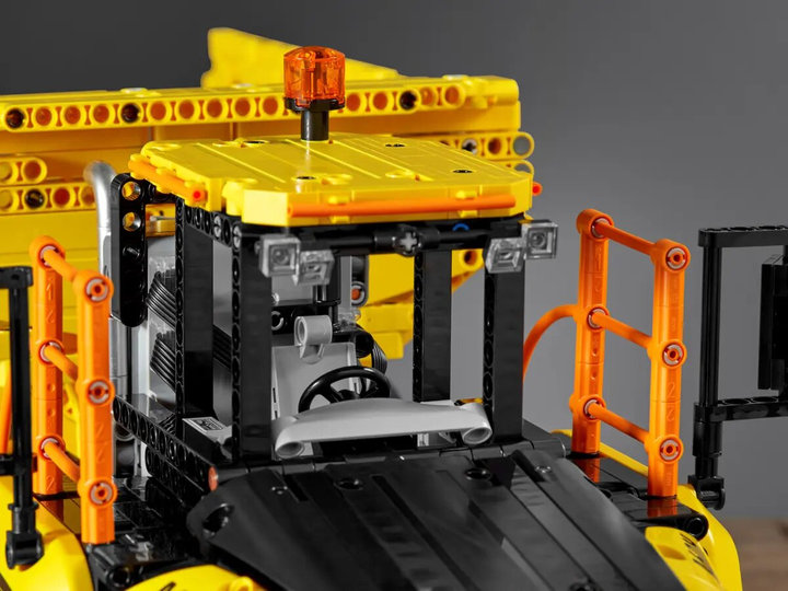 Конструктор LEGO Technic Шарнірний самоскид Volvo 6x6 2193 деталі (42114) - зображення 12